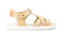 Sandalia barefoot para niña BOBUX Kid+ Cove Oro Pálido, calzado ligero y cómodo con diseño elegante y suela flexible.