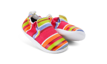 Calzado respetuoso Xplorer Scamp Guayaba para bebés, con diseño en rayas y suela antideslizante, de BOBUX ESPAÑA Y PORTUGAL
