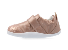 Zapatos Xplorer Go de BOBUX en rosa oro para bebés, calzado respetuoso para los primeros pasos de tu bebé.