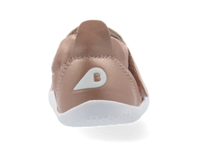Calzado para bebés Xplorer Go en oro rosa de BOBUX, ideal para los primeros pasos, con diseño cómodo y resistente.