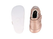 Calzado respetuoso Xplorer Go en oro rosa para primeros pasos de bebé, de la marca BOBUX ESPAÑA Y PORTUGAL.