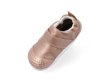Calzado respetuoso Xplorer Go rosa dorado para los primeros pasos de bebé, de la marca BOBUX ESPAÑA Y PORTUGAL.