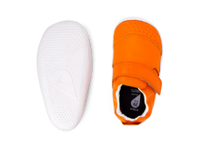 Calzado respetuoso Xplorer Go Tangelo de BOBUX para los primeros pasos del bebé, color naranja, con suela antideslizante.