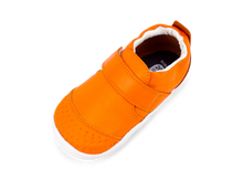 Calzado respetuoso Xplorer Go Tangelo de BOBUX para los primeros pasos del bebé, en color naranja brillante.