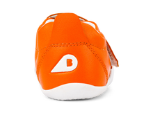 Zapatos Xplorer Go Tangelo de BOBUX para primeros pasos, calzado respetuoso y cómodo para bebés, en color naranja brillante.