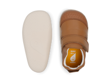 Calzado respetuoso Xplorer Go para bebés en color caramelo, ideal para los primeros pasos, de BOBUX ESPAÑA Y PORTUGAL.