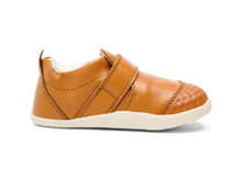 Calzado respetuoso Xplorer Go de BOBUX en color caramelo para los primeros pasos del bebé, con suela antideslizante y diseño cómodo