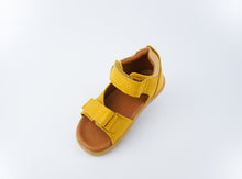 Sandalias barefoot I Walk BOBUX para niño en color chartreuse y madera, con suela flexible y diseño ligero.