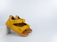 Sandalia barefoot I Walk Driftwood Chartreuse para niño de la marca BOBUX ESPAÑA Y PORTUGAL, con diseño cómodo y color vibrante.