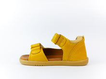 Sandalias barefoot I Walk BOBUX para niño en color chartreuse y madera, con diseño cómodo y flexible para pies pequeños.
