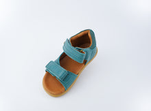 Sandalia barefoot I Walk Driftwood en color slate para niño, con diseño flexible y cómodo, de la marca BOBUX ESPAÑA Y PORTUGAL.