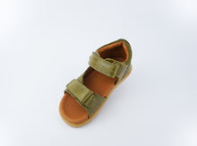 Sandalia barefoot I Walk Driftwood de BOBUX para niño, con diseño en color olivo y suela flexible.