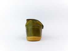 Sandalia barefoot I-Walk Driftwood Oliva para niño de la marca Bobux España y Portugal, con diseño en color oliva y suela flexible.