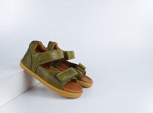 Sandalia barefoot I-Walk Driftwood de BOBUX para niño, en color olivo y madera, con diseño cómodo y flexible.