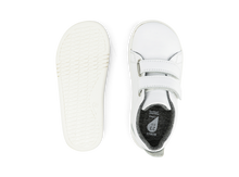 Calzado barefoot I Walk BOBUX España y Portugal en color blanco para cancha de césped, unisex, con diseño ligero y flexible.