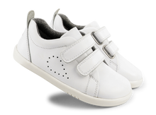 Calzado barefoot I-Walk Grass Court blanca para unisex de BOBUX España y Portugal, vista desde un lado en fondo blanco.