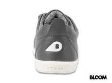 Calzado barefoot I Walk BOBUX para niño en color gris con suela de césped, ideal para niños que aprenden a caminar.