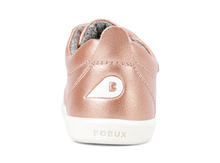 Calzado barefoot I-Walk Grass Court Rosa Oro para niña de BOBUX, con suela flexible y diseño elegante en color rosa dorado.