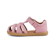 Sandalia barefoot I Walk Cross Jump Lilas para niño de BOBUX ESPAÑA Y PORTUGAL, con tiras y suela flexible en color lila.