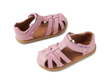 Sandalia barefoot I Walk Cross Jump Lilas para niño de BOBUX, con diseño flexible y suela antideslizante en color lila.