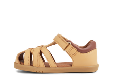 Sandalia barefoot I Walk Cross Jump para niño, marca BOBUX España y Portugal, en color Oak Buff con diseño cómodo y transpirable.