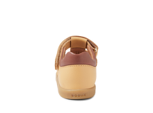 Sandalia barefoot I Walk Cross Jump BOBUX para niño en color Oak Buff, con diseño cómodo y flexible para niños pequeños.