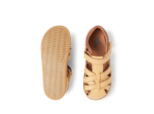 Sandalia barefoot I Walk Cross Jump para niño de BOBUX en color oak buff, con diseño cómodo y ligero.