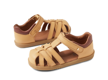 Sandalia barefoot I Walk Cross Jump para niño de BOBUX, en color Oak Buff, con diseño cómodo y antideslizante.