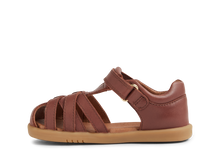 Sandalia barefoot I Walk Cross Jump BOBUX para niño en color cappuccino con diseño cómodo y flexible para niños pequeños.