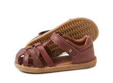 Sandalia barefoot I Walk Cross Jump para niño de BOBUX en color cappuccino, con diseño cómodo y flexible para niños pequeños.