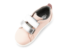 Calzado barefoot I Walk Grass Court Switch Seashell para niña, en plata metálica y blanco, de BOBUX ESPAÑA Y PORTUGAL.