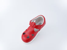 Sandalia barefoot I-Walk Zap II de BOBUX en color rojo para niña, con diseño cómodo y flexible para pisada natural.