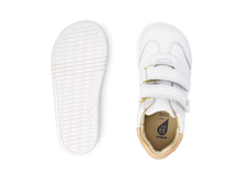 Calzado minimalista I Walk Sprite para niña en color blanco con detalles en oro pálido, de la marca BOBUX ESPAÑA Y PORTUGAL.