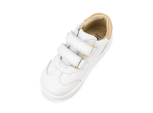 Zapatos barefoot BOBUX I Walk Sprite en blanco y oro pálido para niña, con textura embossada y diseño cómodo.