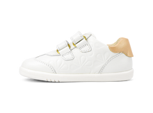 Zapatos barefoot I Walk Sprite de BOBUX en color blanco y oro pálido para niña, con diseño embossado y cómodo ajuste.
