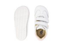 Calzado barefoot I Walk Sprite embossed blanca con detalles en concha y shimmer dorado para niña, de BOBUX ESPAÑA Y PORTUGAL.
