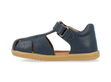 Sandalia barefoot I Walk Compass para niño en color azul marino de la marca BOBUX ESPAÑA Y PORTUGAL, con suela flexible y cómoda.