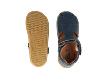 Sandalias barefoot I Walk Compass en azul marino para niño de BOBUX, calzado cómodo y flexible para niños en la imagen.