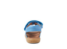 Sandalia barefoot I Walk Strand de BOBUX para niño en azul azur, con diseño ligero y suela flexible.