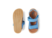 Sandalias barefoot I Walk Strand azul para niño, marca BOBUX ESPAÑA Y PORTUGAL, con tiras y suela flexible.