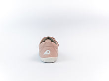 Zapatos Step Up BOBUX España y Portugal para bebés, color seashell y suela de césped, ideales para los primeros pasos.