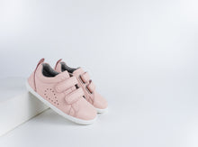 Zapatos Step Up BOBUX España y Portugal para bebés, calzado respetuoso en color Seashell para primeros pasos en pista de hierba.