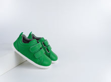 Zapatos Step Up BOBUX España y Portugal para bebés, calzado respetuoso en color esmeralda para primeros pasos en pista de césped.