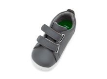 Calzado Step Up BOBUX España y Portugal para bebés, modelo Smoke Grass Court, ideal para los primeros pasos del bebé.