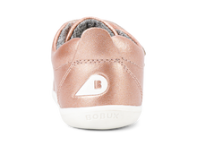 Calzado Step Up BOBUX España y Portugal para bebés, Rosa Oro, resistente y cómodo para los primeros pasos en pista de césped.