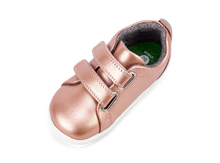 Calzado Step Up para bebés BOBUX en color oro rosa para césped, ideal para los primeros pasos de tu bebé.
