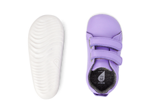 Zapatos Step Up de BOBUX para bebés en color lila para primeros pasos, con suela de césped para mayor comodidad y estabilidad.