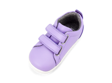 Calzado Step Up de BOBUX en color lila para bebés, ideal para primeros pasos en cancha de césped, resistente y cómodo.