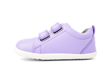 Calzado Step Up para bebés en color lila con suela de césped, de la marca BOBUX ESPAÑA Y PORTUGAL, ideal para primeros pasos.