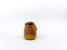 Calzado Step Up de BOBUX en color caramelo para los primeros pasos de bebé, estilo cómodo y respetuoso para niños pequeños.